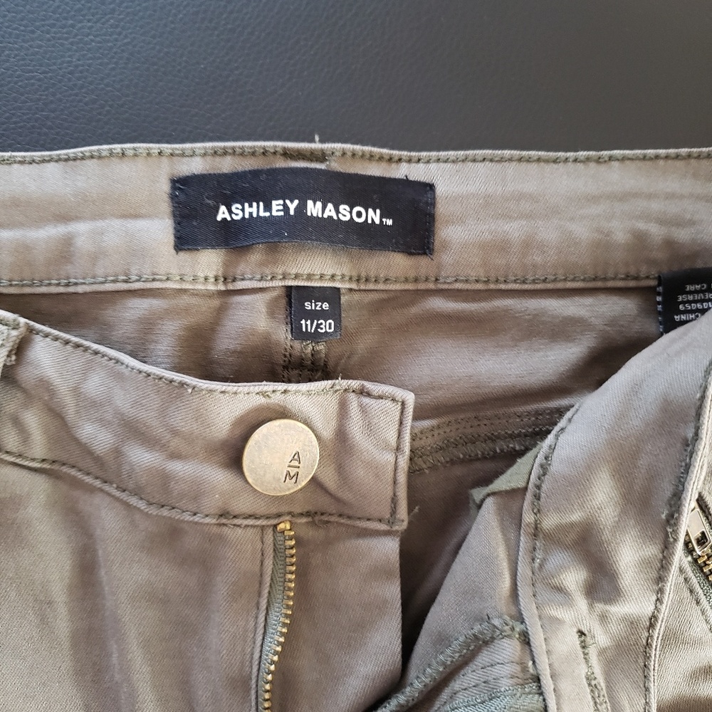 Ashley Mason NWOT Skinny Cargo Pants